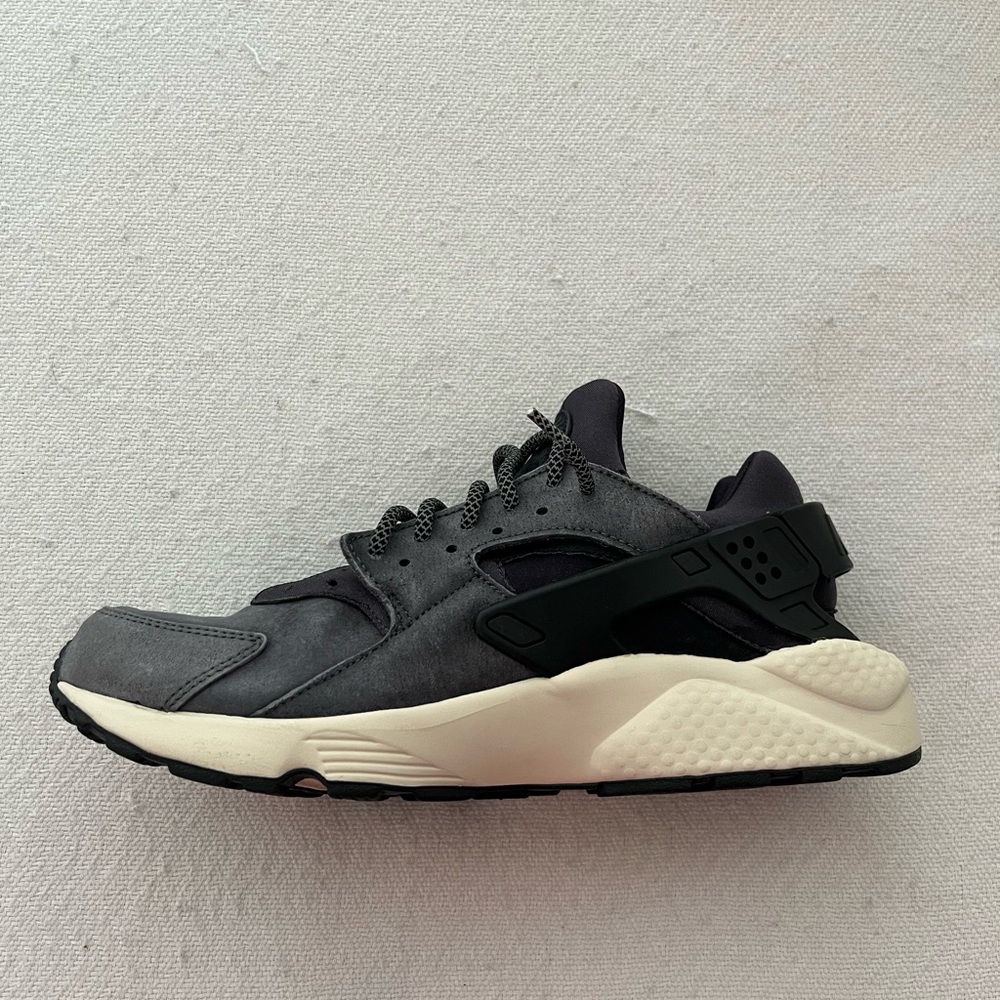 Nike Air Huarache black premium leather/suede custom reflective laces 🚧